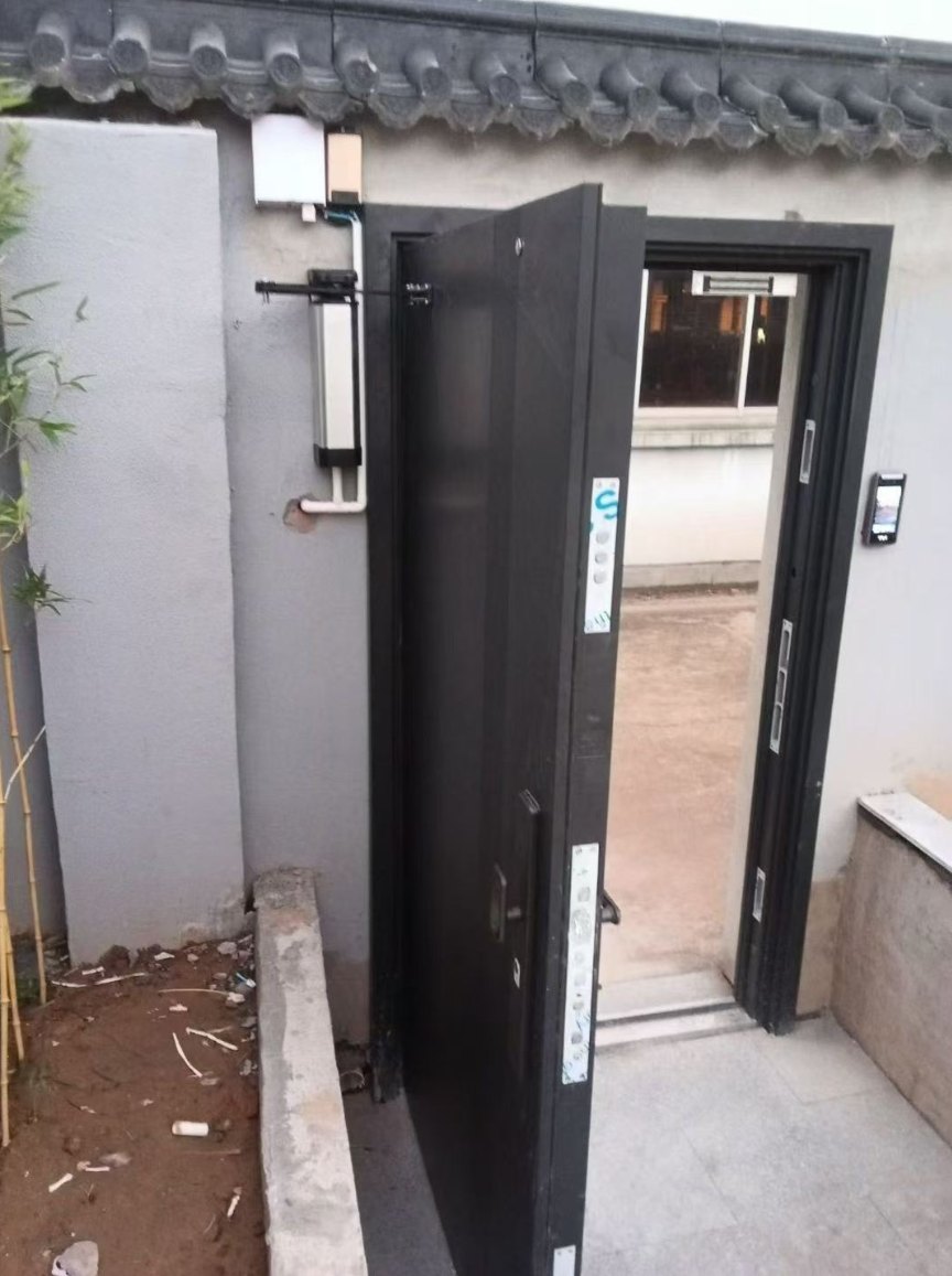德恩科DEK-CG-100kg级侧挂电动门电机安装实拍：院落平开门与侧挂机体