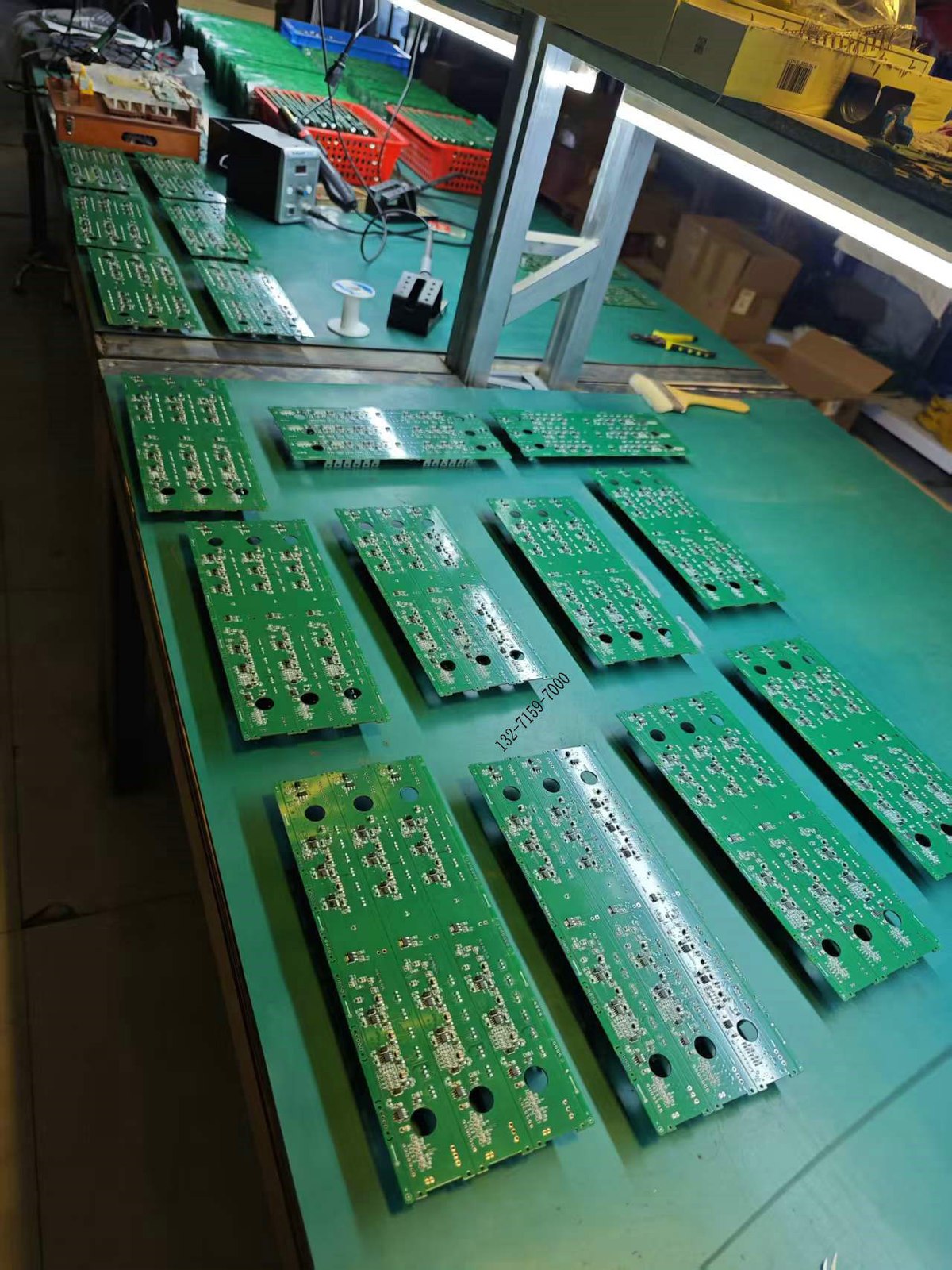 磁悬浮门机控制器批量生产与测试工位实拍