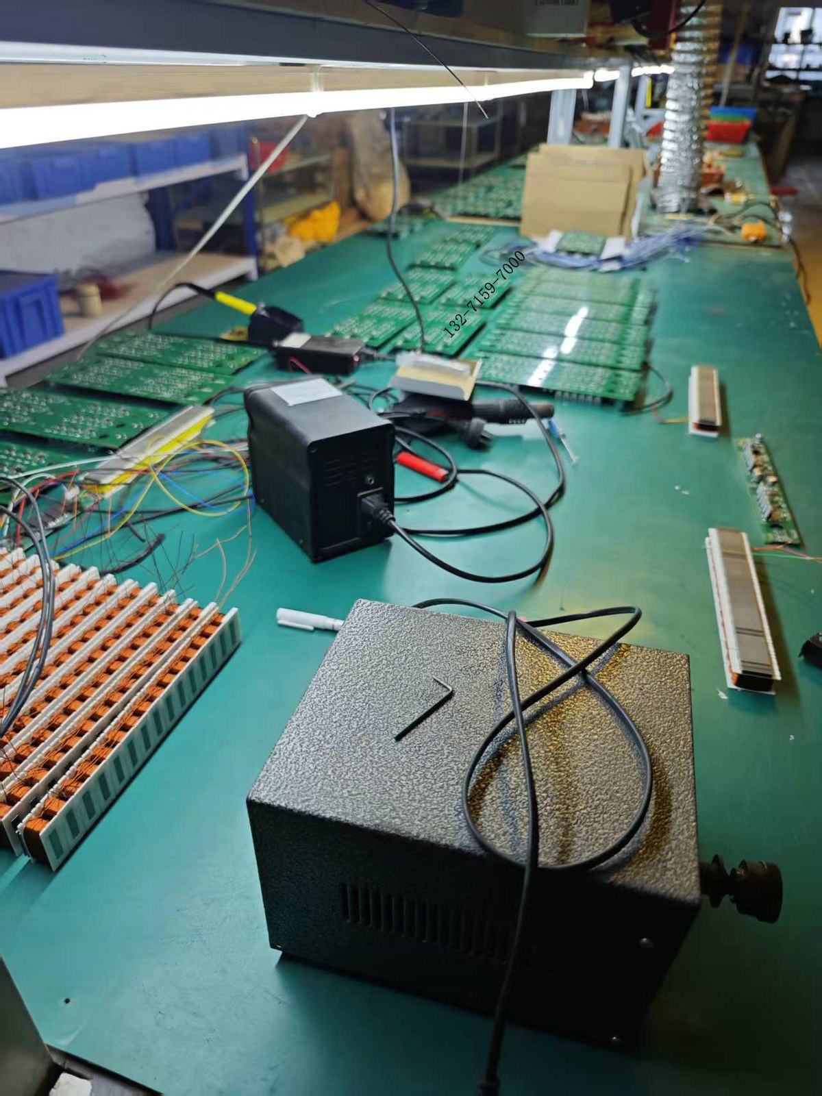 磁悬浮门机控制器调试工位线束与接插件实拍